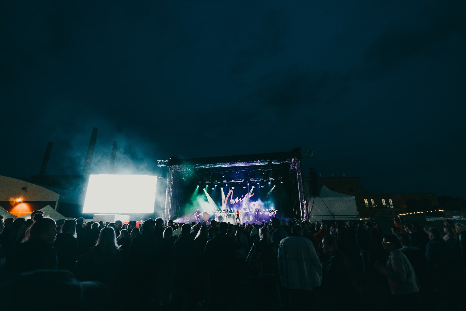 Meiju Suvas performing to an outdoor audience in Valkeakoski